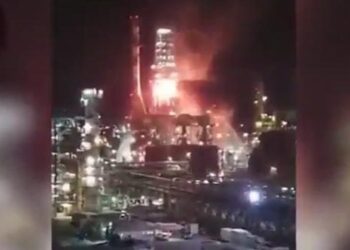 اندلاع حريق كبير داخل مصفاة حيفا في الأراضي الفلسطينية المحتلة