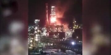 اندلاع حريق كبير داخل مصفاة حيفا في الأراضي الفلسطينية المحتلة