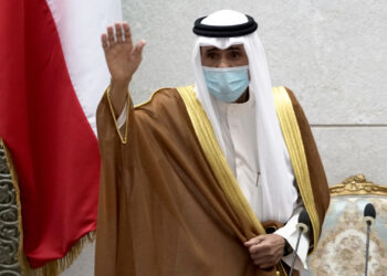 أمير الكويت يبعث رسالة إلى أمير قطر