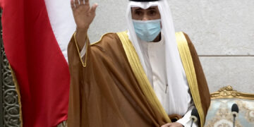 أمير الكويت يبعث رسالة إلى أمير قطر