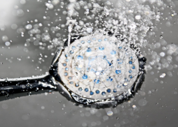 أهمية الاستحمام البارد والفوائد الصحية المحتملة!