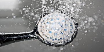 أهمية الاستحمام البارد والفوائد الصحية المحتملة!