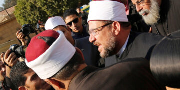 أيها أنفع للناس دراسة الطب أم الفقه؟.. وزير الأوقاف المصري يجيب