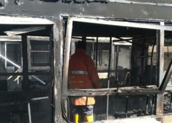 إخماد حريق في نهر عيشه بدمشق