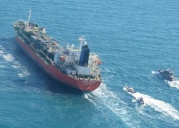 إيران توقف سفينة شحن لانتهاكها قوانين الملاحة البحرية