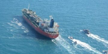 إيران توقف سفينة شحن لانتهاكها قوانين الملاحة البحرية