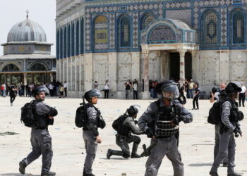 اقتحام المسجد الأقصى ومهاجمة المصلين بقنابل الصوت