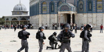 اقتحام المسجد الأقصى ومهاجمة المصلين بقنابل الصوت