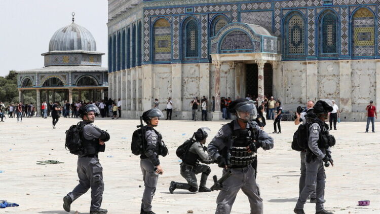 اقتحام المسجد الأقصى ومهاجمة المصلين بقنابل الصوت