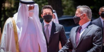 الآلاف يفرون خشية ثوران ثان لبركان إفريقيا العملاق