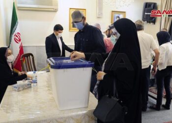 الإيرانيون المقيمون في سورية يدلون بأصواتهم في إطار الانتخابات الرئاسية الإيرانية