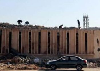 البدء بإزالة الأنقاض من مركز الاتصالات القديم بدوما