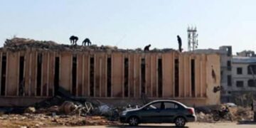 البدء بإزالة الأنقاض من مركز الاتصالات القديم بدوما