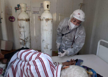 الجزائر.. يبيتون في الشارع للحصول على الأوكسجين!