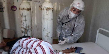 الجزائر.. يبيتون في الشارع للحصول على الأوكسجين!