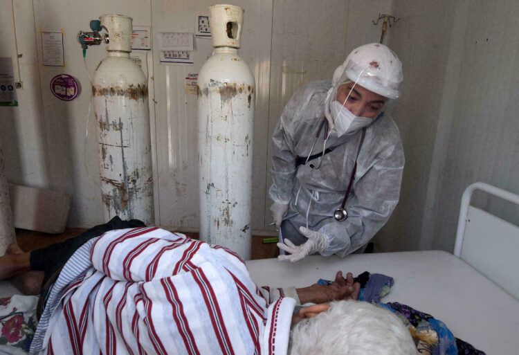 الجزائر.. يبيتون في الشارع للحصول على الأوكسجين!