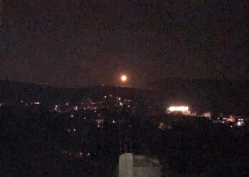 الجيش الإسرائيلي يطلق قنابل مضيئة عند الحدود اللبنانية