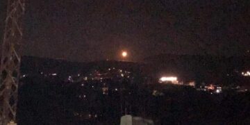 الجيش الإسرائيلي يطلق قنابل مضيئة عند الحدود اللبنانية