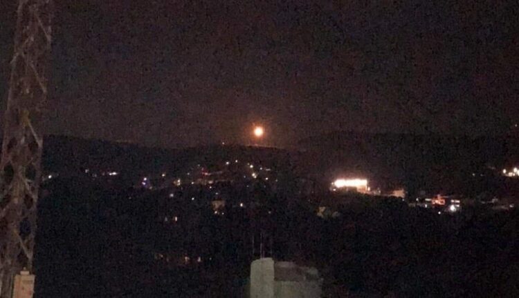 الجيش الإسرائيلي يطلق قنابل مضيئة عند الحدود اللبنانية