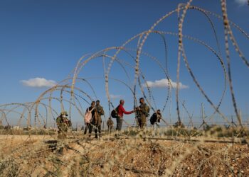 الجيش الإسرائيلي يعتقل فلسطينيين بذريعة مساعدتهم “أسرى جلبوع”