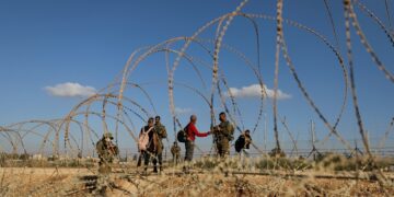 الجيش الإسرائيلي يعتقل فلسطينيين بذريعة مساعدتهم “أسرى جلبوع”