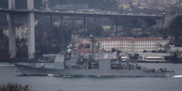الجيش الروسي يتابع تحركات سفينة للناتو بالبحر الأسود
