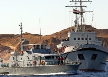 الجيش المصري ينفذ عملية إنقاذ في مضيق تيران