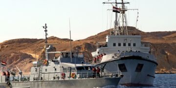 الجيش المصري ينفذ عملية إنقاذ في مضيق تيران