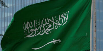 السعودية.. التحقيق مع “لواء” وضباط متقاعدين حصلوا على ملايين الدولارات في قضايا جنائية