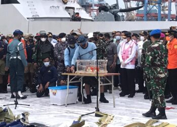 العثور على أحد الصندوقين الأسودين للطائرة الإندونيسية المنكوبة