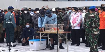 العثور على أحد الصندوقين الأسودين للطائرة الإندونيسية المنكوبة