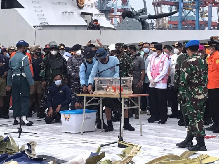 العثور على أحد الصندوقين الأسودين للطائرة الإندونيسية المنكوبة