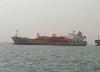 العدوان السعودي يحتجز سفينتي وقود للشعب اليمني