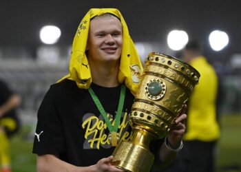 “الفتى الذهبي” هالاند “يدمر” مدافع لايبزيغ