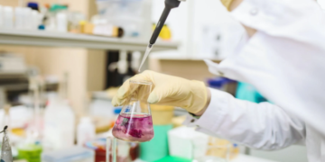 الكشف عن مواد كيميائية في دم الحوامل لم يُبلّغ عنها سابقا لدى البشر!