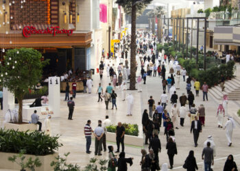 الكويت تبدأ بتطبيق قرار منع غير المطعمين من دخول المجمعات التجارية