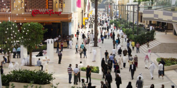 الكويت تبدأ بتطبيق قرار منع غير المطعمين من دخول المجمعات التجارية