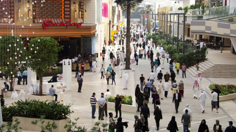 الكويت تبدأ بتطبيق قرار منع غير المطعمين من دخول المجمعات التجارية