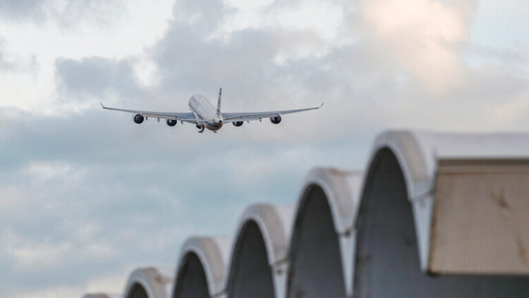 الكويت تمنع المواطنين من السفر إلا بشرط واحد