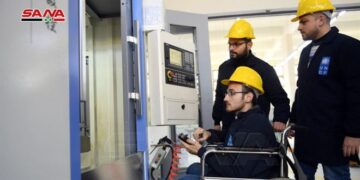 المهندس مفيد مهروسة يتحدى إعاقته ويتفوق دراسياً وعملياً