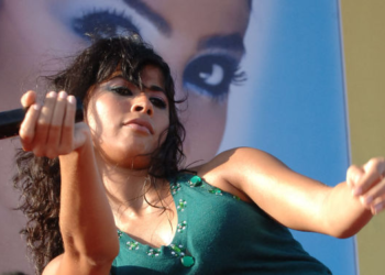 بالفيديو.. روبي تثير ضجة وهي تغني حافية القدمين على المسرح