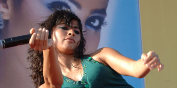 بالفيديو.. روبي تثير ضجة وهي تغني حافية القدمين على المسرح