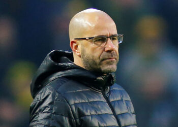 باير ليفركوزن الألماني يعلن إقالة مدربه بيتر بوش