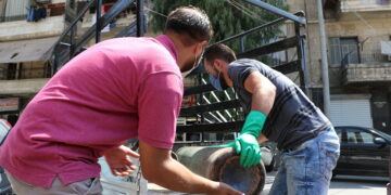 بلد عربي يبحث عن اسطوانات الأوكسجين وسط أنباء عن تهريبها