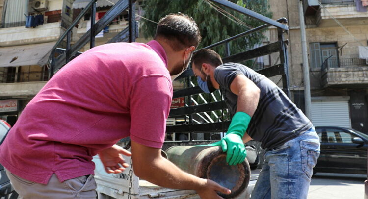 بلد عربي يبحث عن اسطوانات الأوكسجين وسط أنباء عن تهريبها