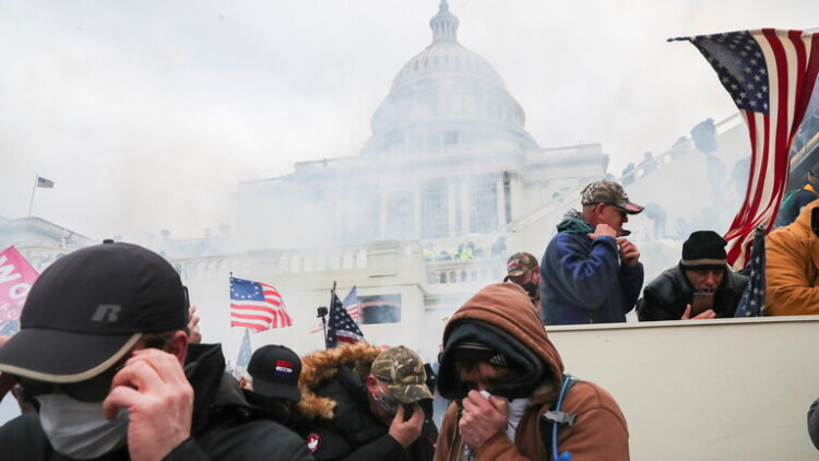 تحديد هوية شخصين استخدما مواد كيميائية في اقتحام الكابيتول