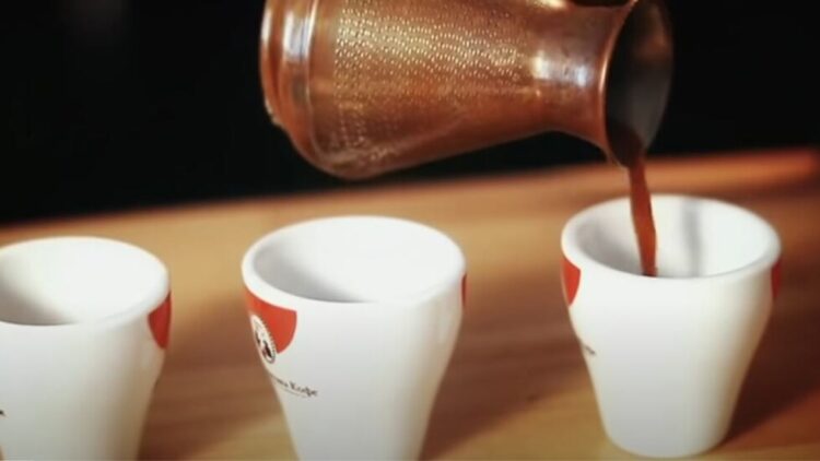 ثلاثة فناجين من القهوة يوميا تقلل من خطر النوبات القلبية