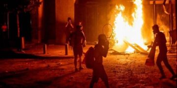 جرحى باشتباك مسلح في بيروت واحتجاجات قرب بعبدا