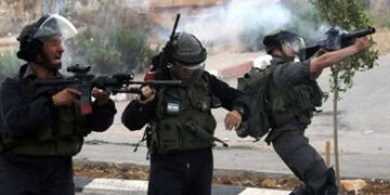 جنود إسرائيليون يطلقون قنابل الغاز في عديسة ومرجعيون