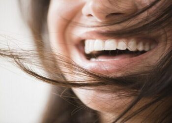 حالة نادرة تجعل فتاة شابة تغفو كلما ضحكت!